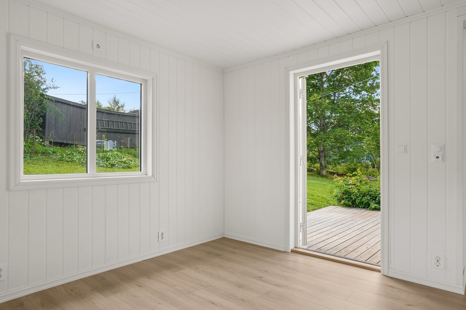 Fra spisestuen er det adkomst ut til en sørvendt terrasse. Galleribilde