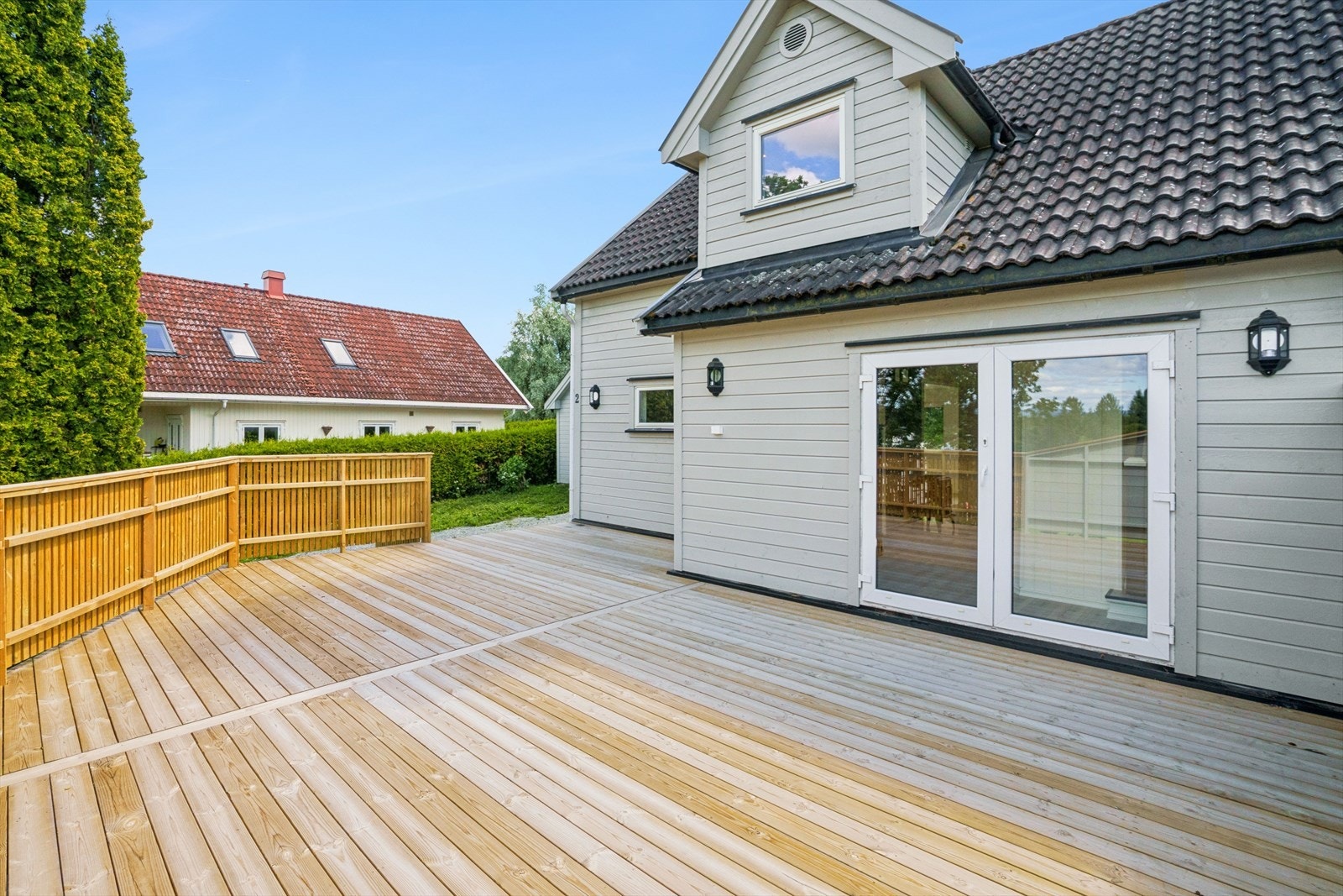 Stor ny veranda som er skjermet med levegg. Galleribilde