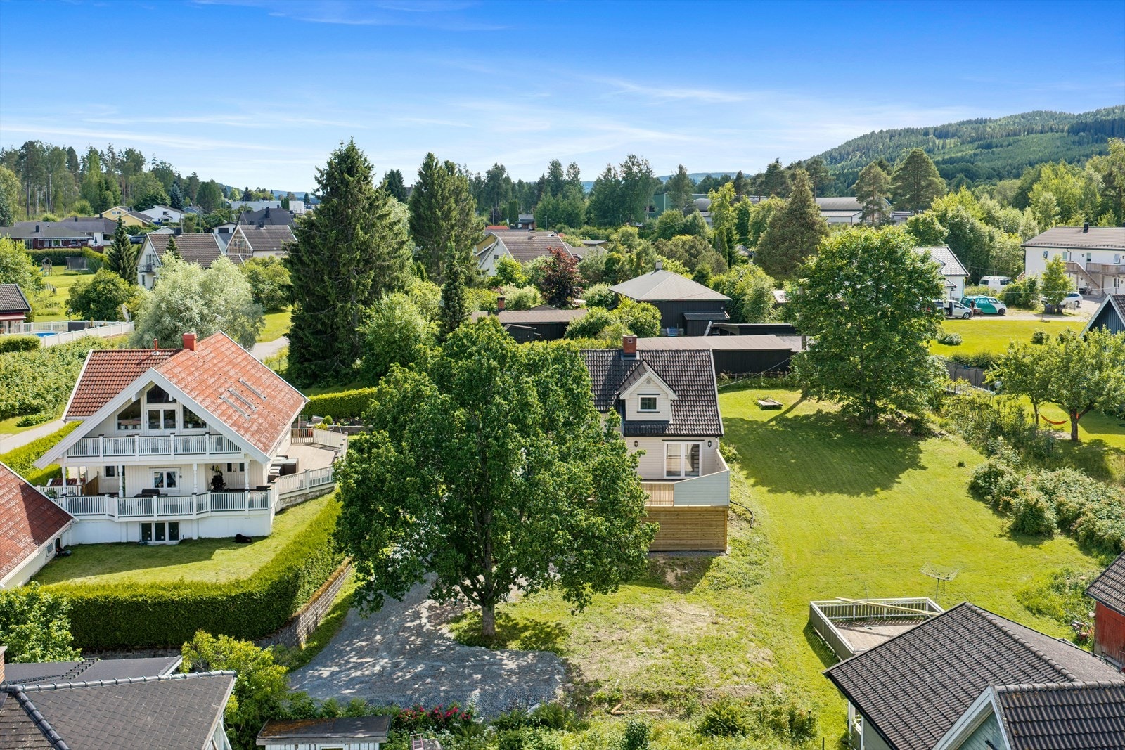 Boligen ligger fint plassert i et etablert boligfelt. Galleribilde