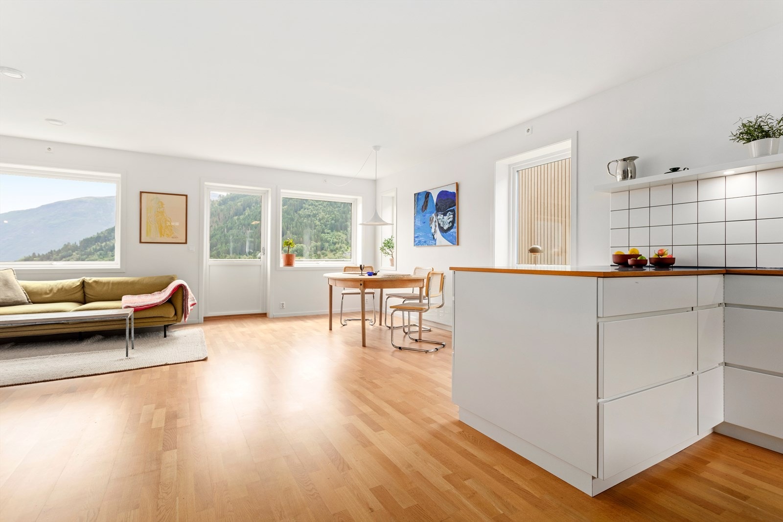 Stove og kjøken kjem i ei lys og opa løysing som skapar ei sosial og triveleg romkjensle. Galleribilde