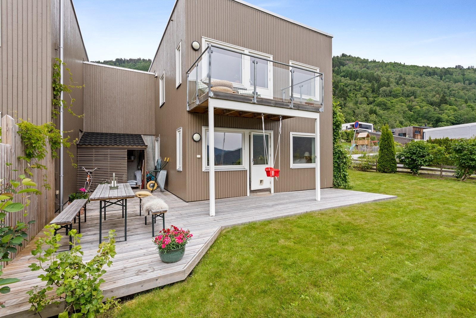 Bustaden er oppført i 2013 og er på 2 etasjar. Her er det fint opparbeida uteområde, carport og sportsbod. Galleribilde