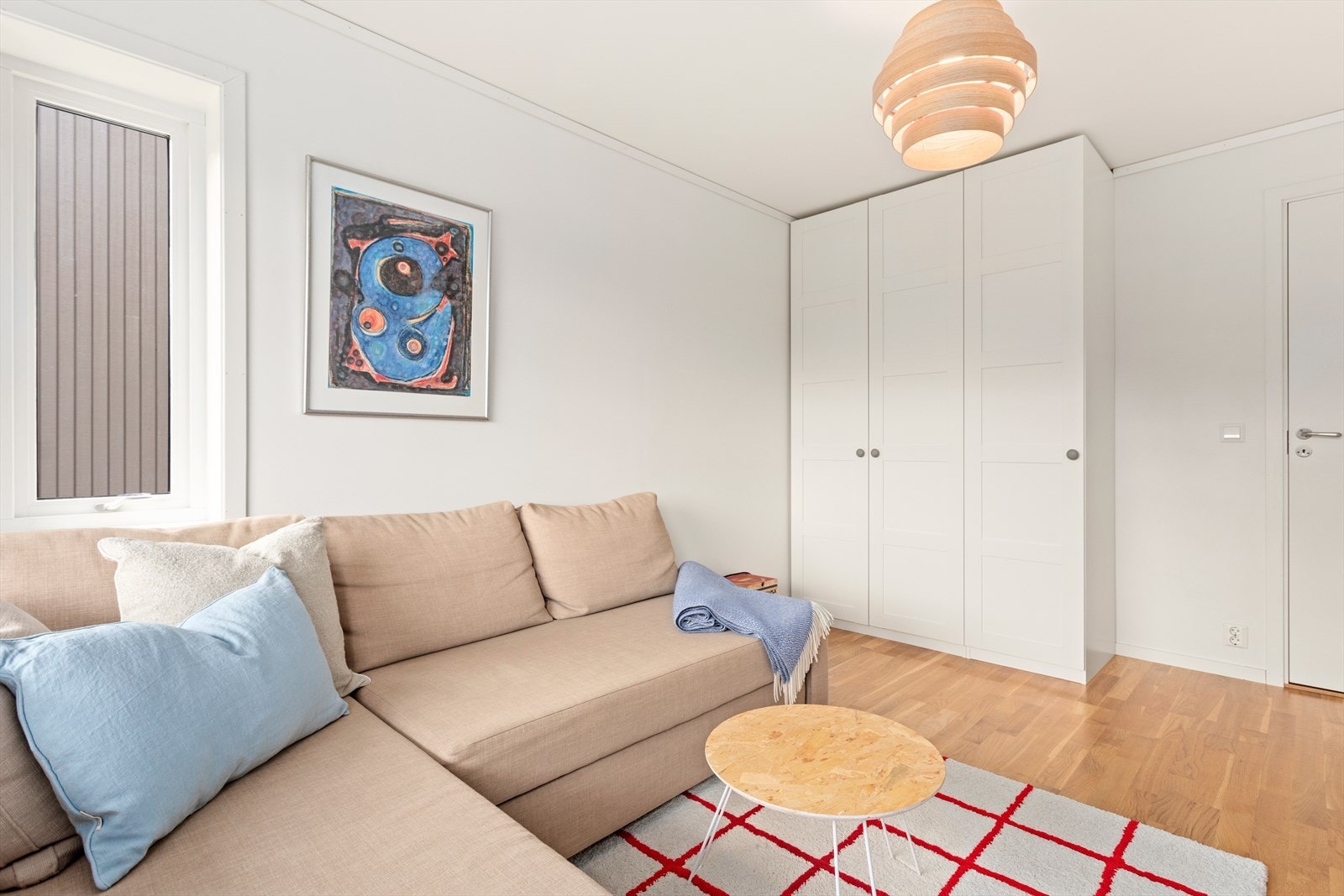Dette rommet egnar seg like godt som tvstove/kontor/soverom. Galleribilde