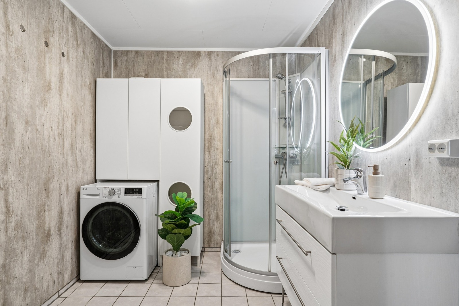 Det er avsatt plass og tilrettelagt for vaskemaskin på badet. Galleribilde
