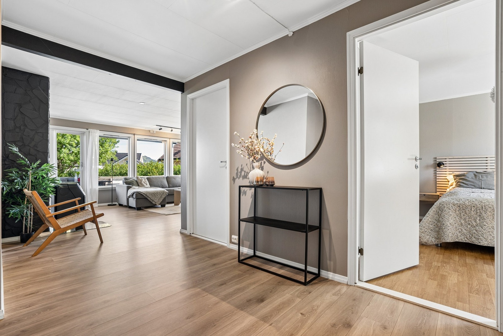 Fra gangen er det åpen passasje inn til stuen, noe som gir en god romfølelse. Galleribilde