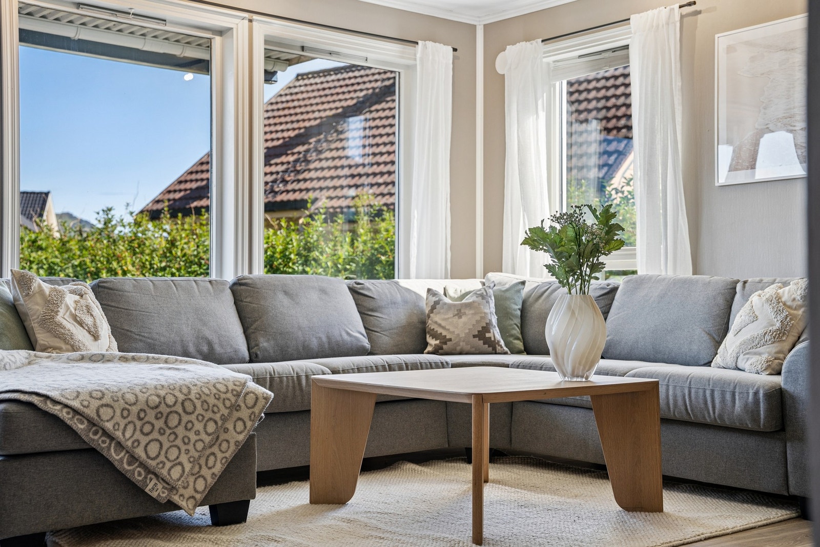 Store vindusflater slipper inn rikelig med dagslys og gir utsyn mot nærområdet. Galleribilde