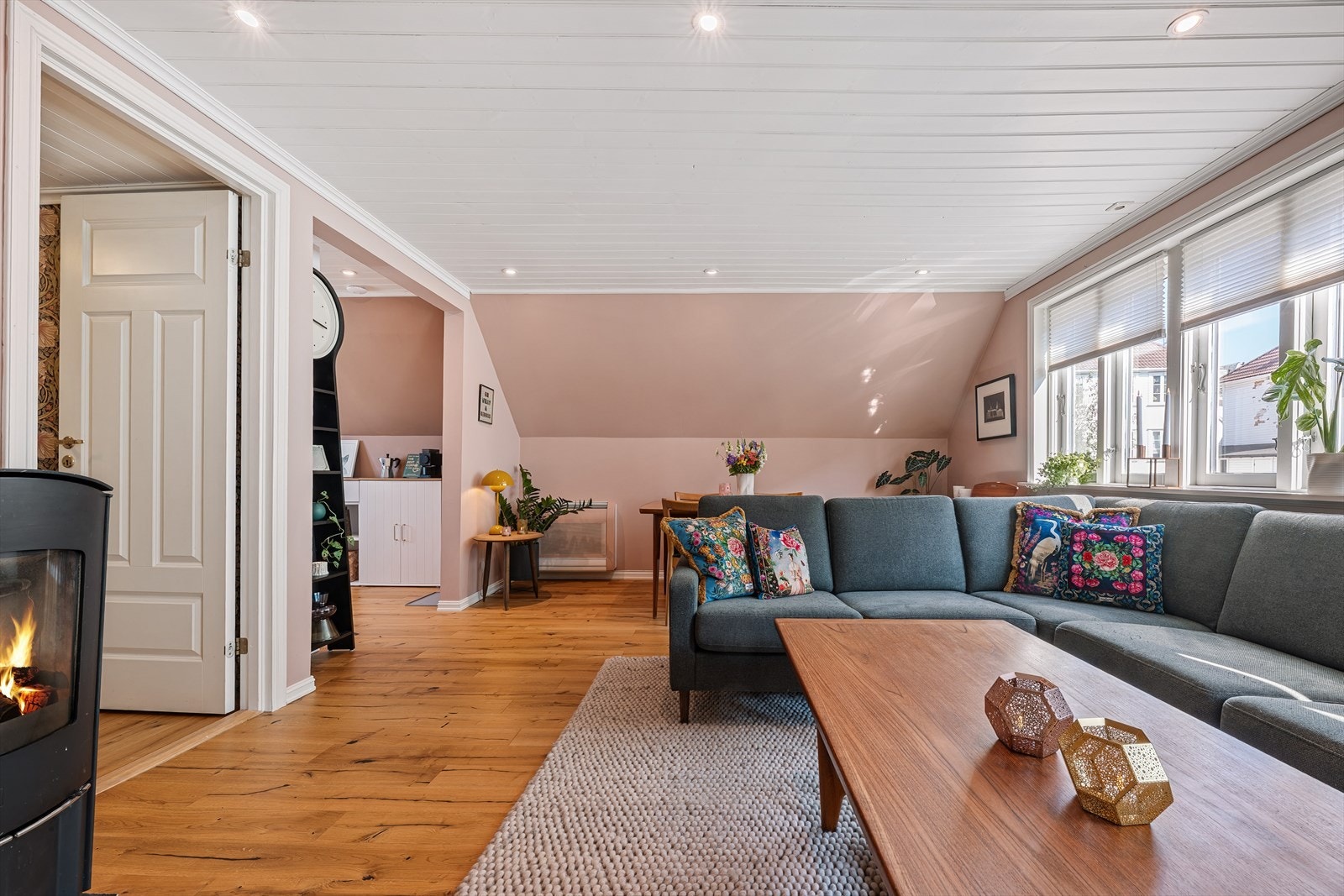 Romslig stue med store vinduer som slipper inn rikelig med naturlig lys. Galleribilde