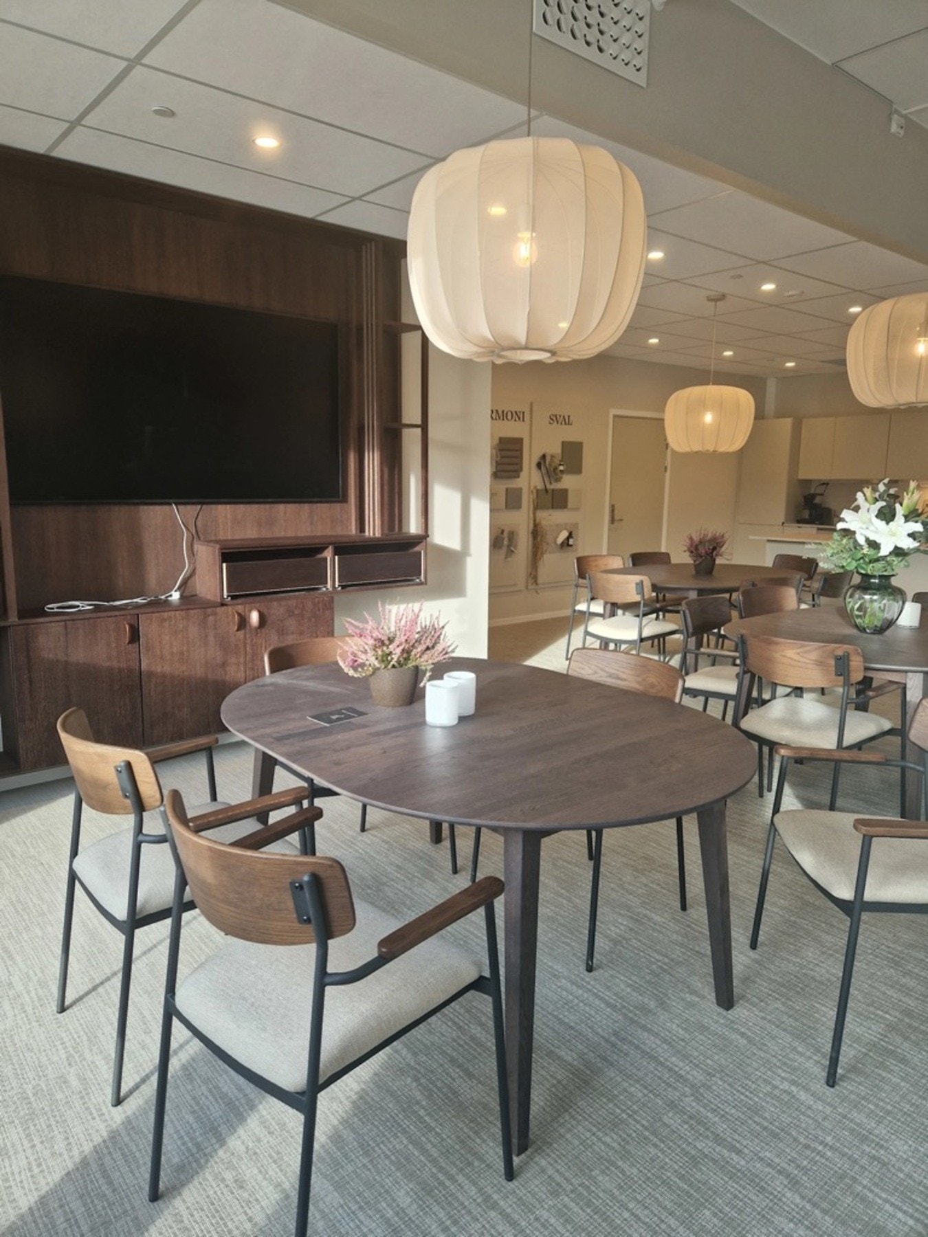 Her kan man benytte seg av blant annet kjøkken, langbord, sofagruppe, TV og shuffleboard. Det er også et eget rom med golfsimulator og kinomuligheter. Galleribilde