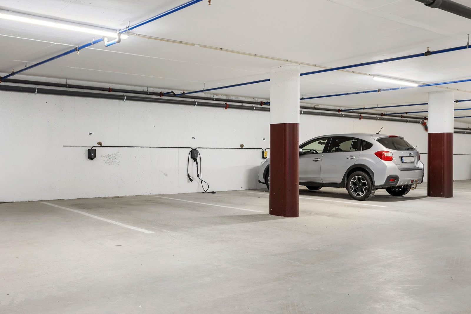 Det medfølger fast parkeringsplass med elbil-lader til leiligheten. Parkeringskjelleren ligger i naboblokken. Galleribilde