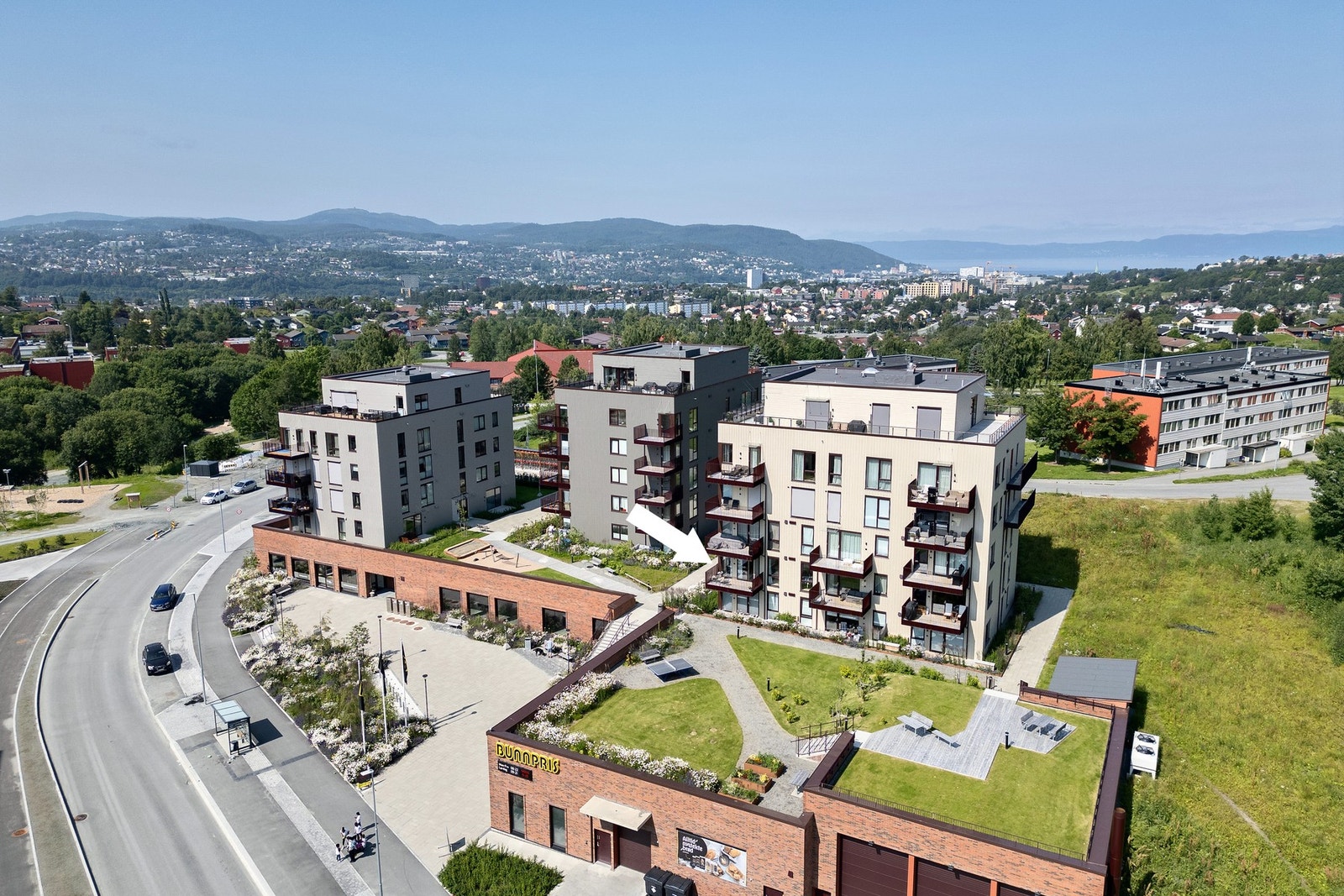 Her kan du se leilighetens plassering i "2" etasjen som vender ut som et pent uteområde. Galleribilde