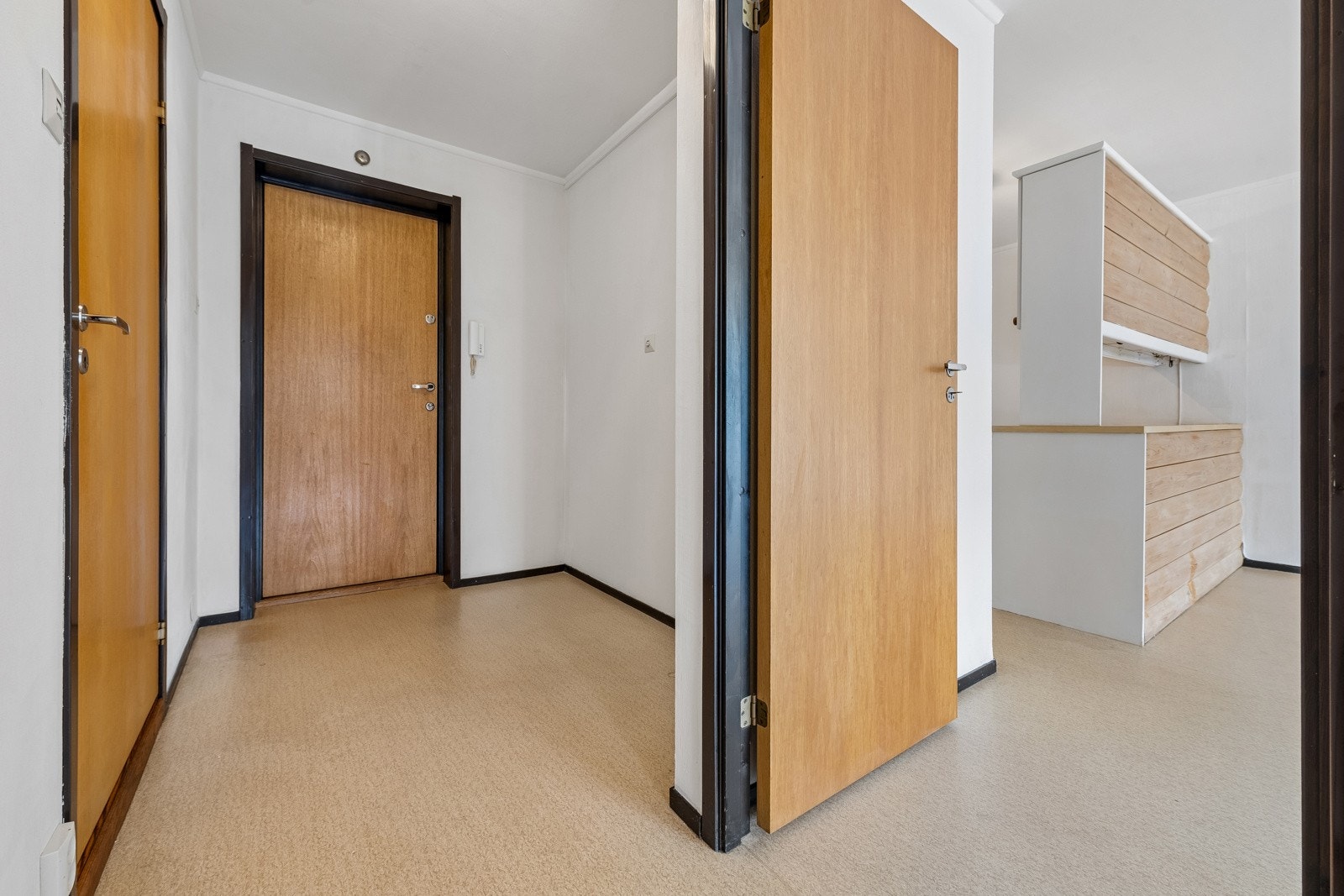 Entre/gang med plass til å sette inn skyvedørsgarderobe. Galleribilde