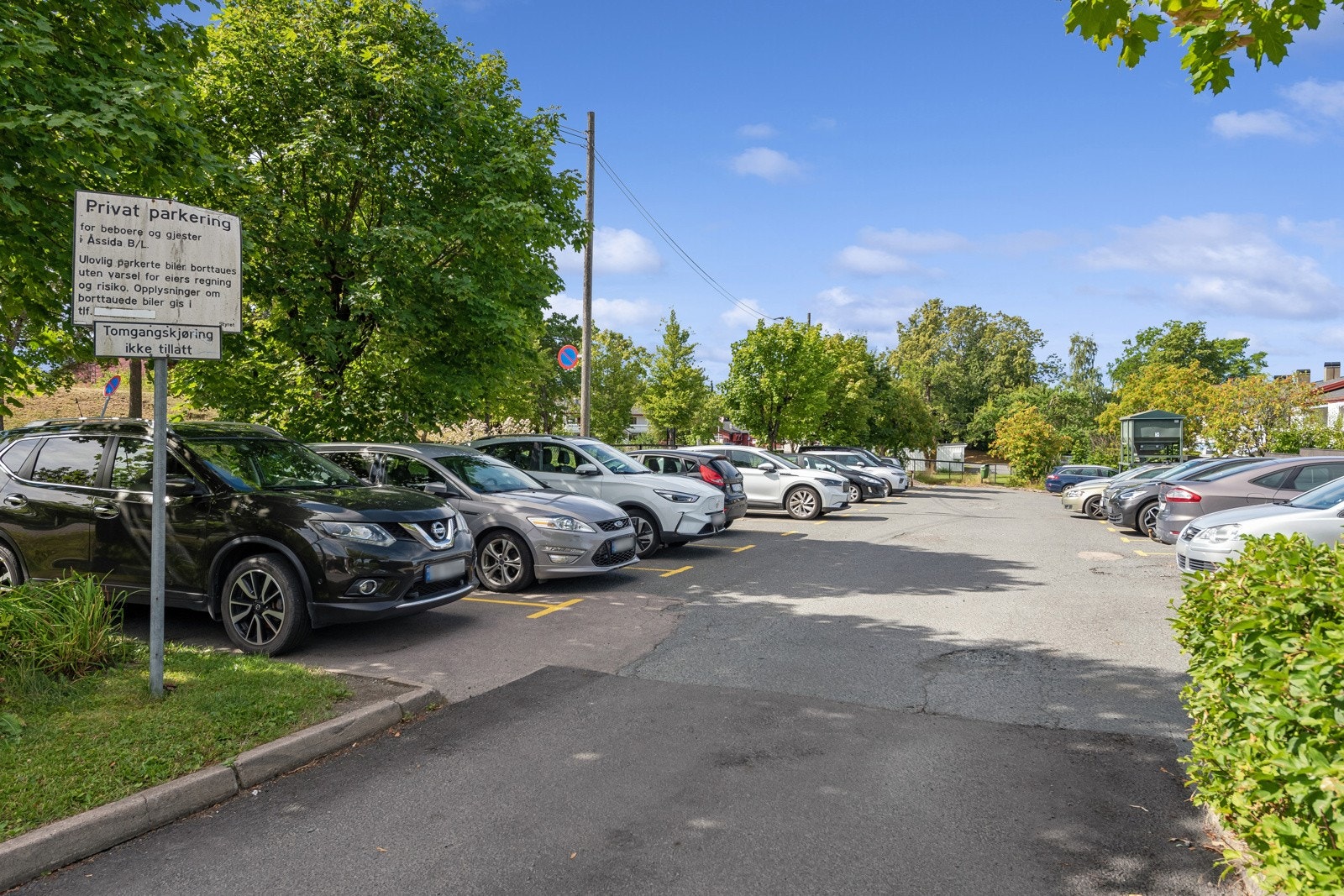 Det er gjesteparkering i borettslaget. Forøvrig gateparkering etter gjeldende regler. Galleribilde