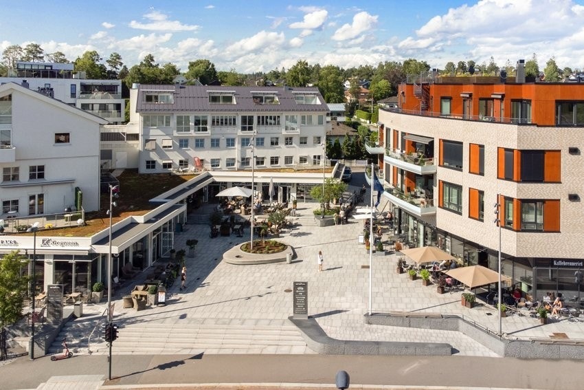 Sæter Torg med blant annet matbutikk, helse og velvære mm. Galleribilde