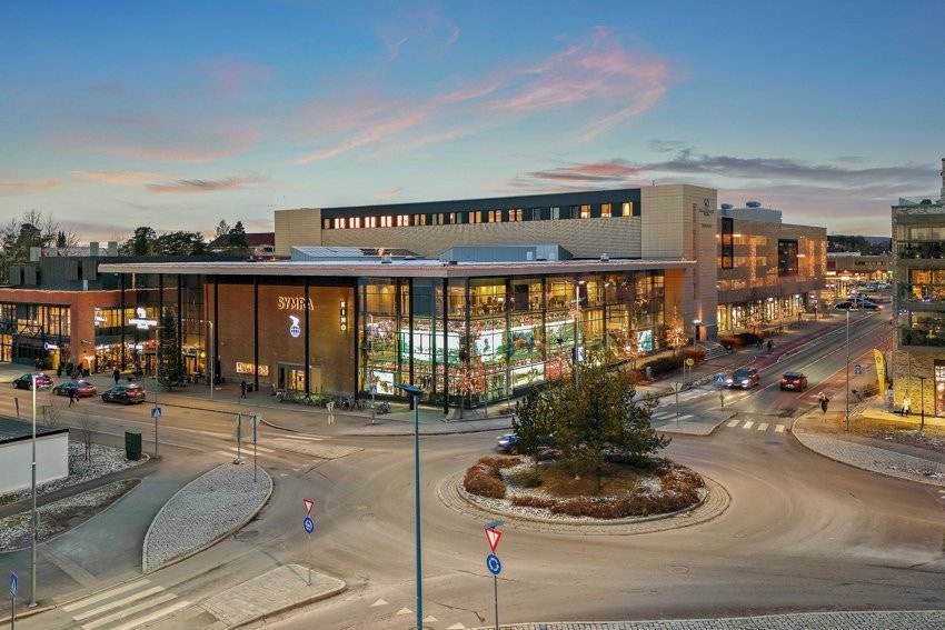 Kort til til Lambertseter senter med gode og varierte butikker og servicetilbud, samt Symra kino. Galleribilde