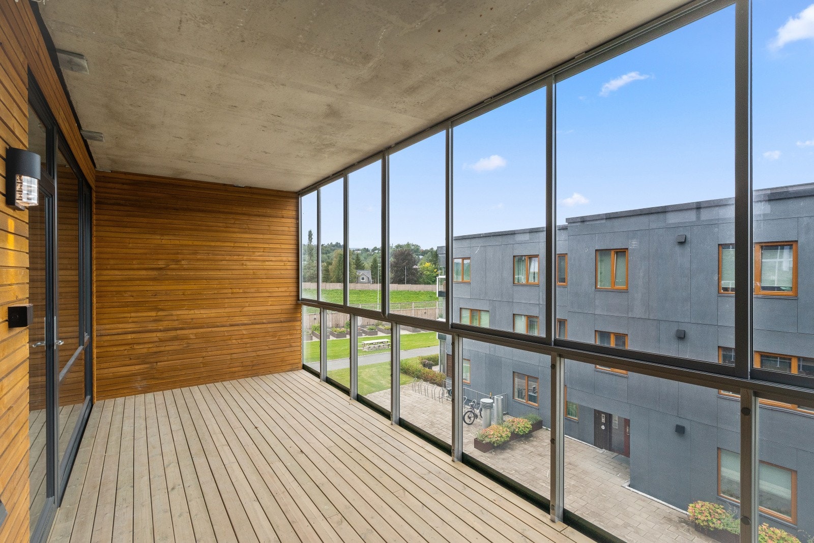 Leiligheten har to store balkonger, en på hver side av bygget. Galleribilde