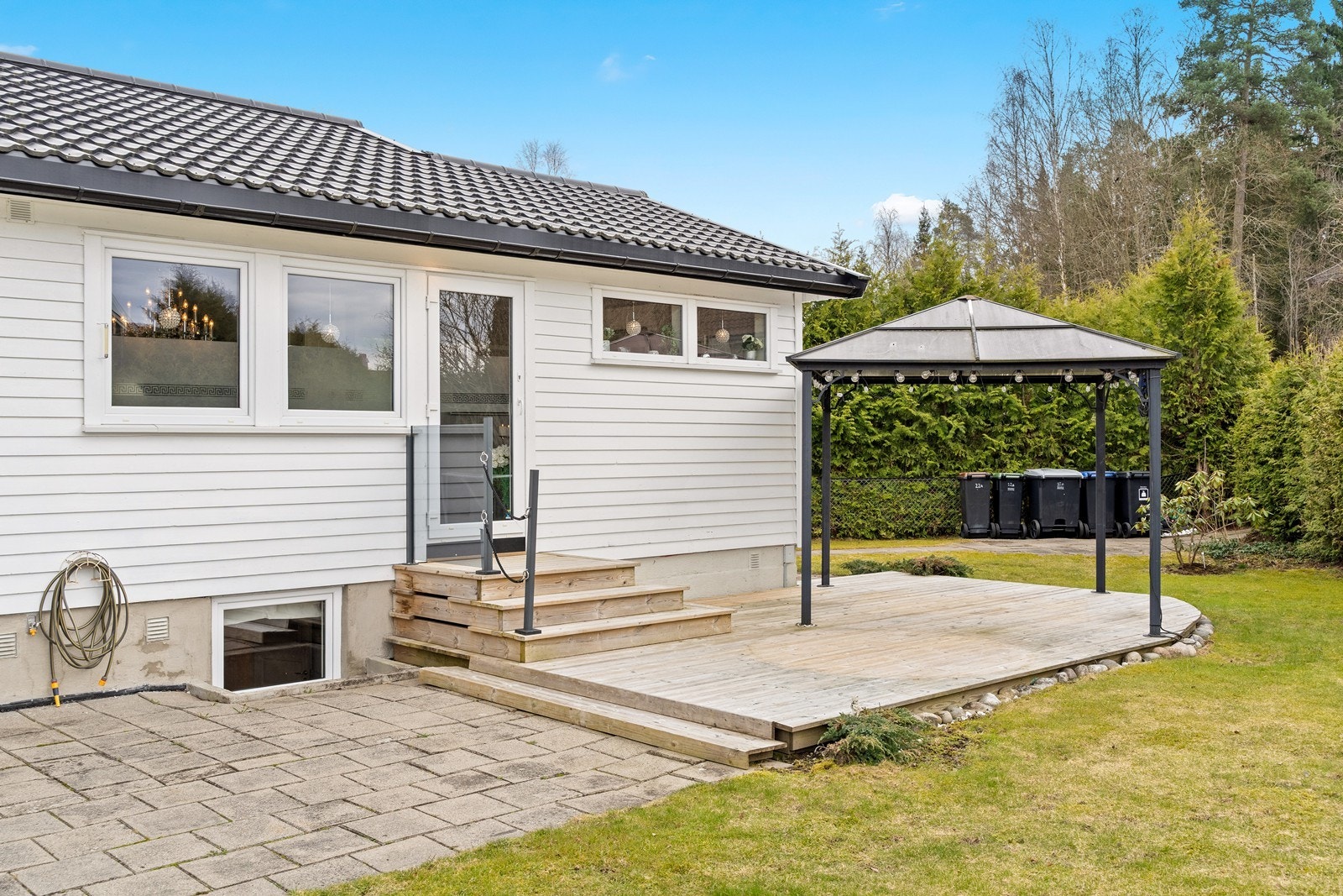 Fint uteområde og med god plass for liten og stor! Fasade, solrik vestvendt terrasse platting og hage. Flat og lettstelt tomt. Galleribilde