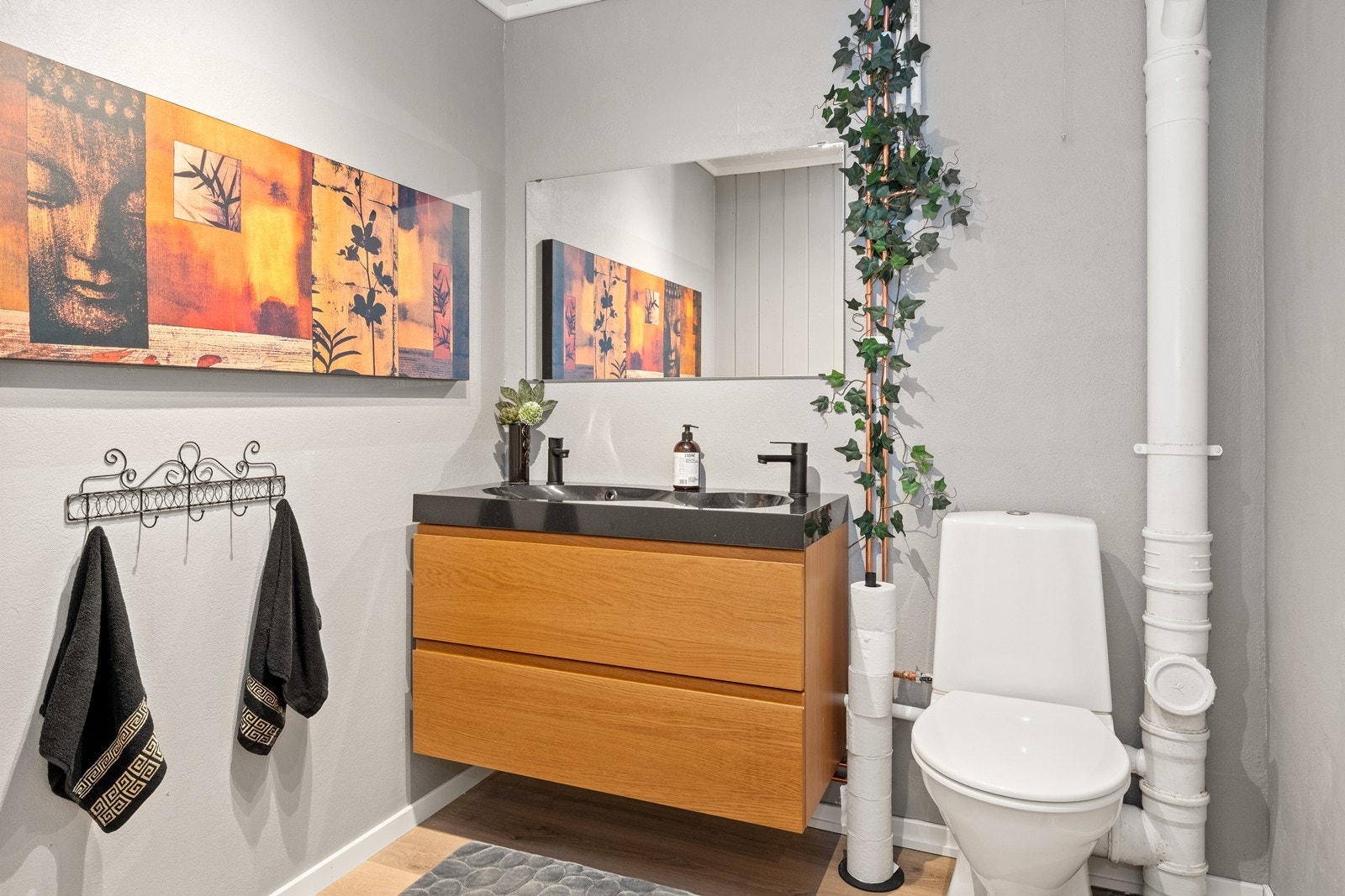 Toalettrom i kjeller. Galleribilde