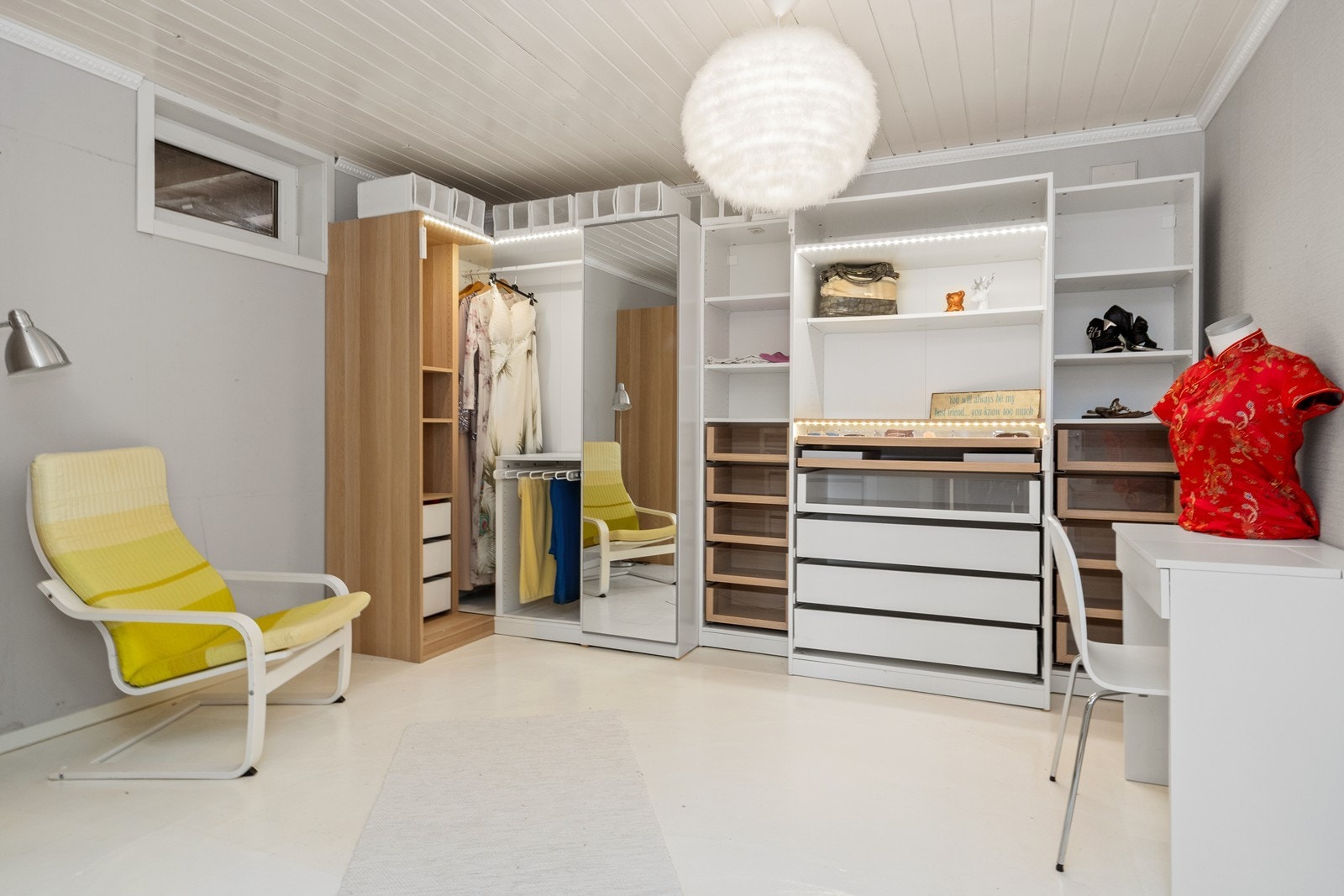 Innredet som Walk in-closet, i kjeller. Ikke godkjent som varig opphold. Galleribilde
