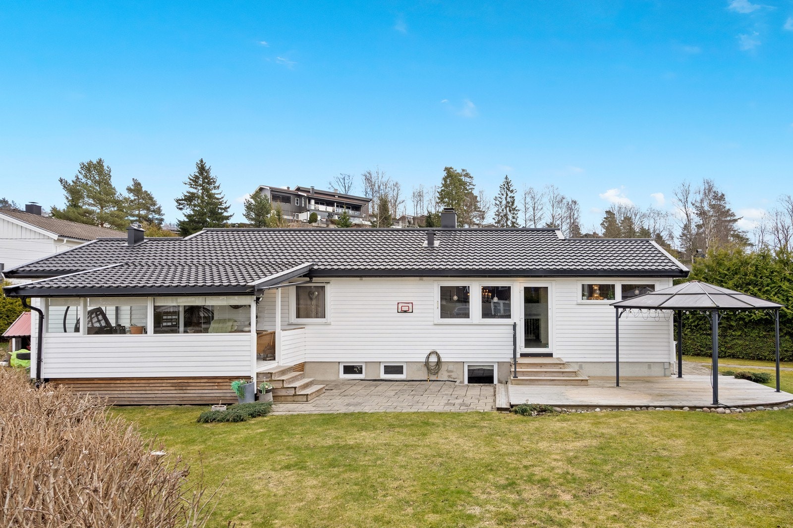 Vestvendt og solrikt. Galleribilde
