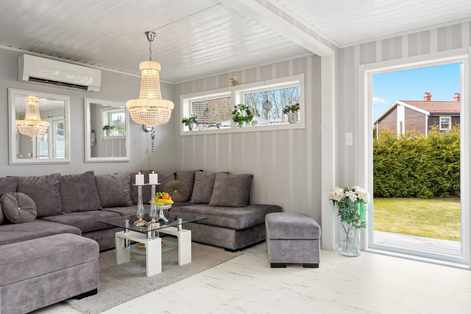 Bilde fra stuen med direkte utgang til hagen. Galleribilde