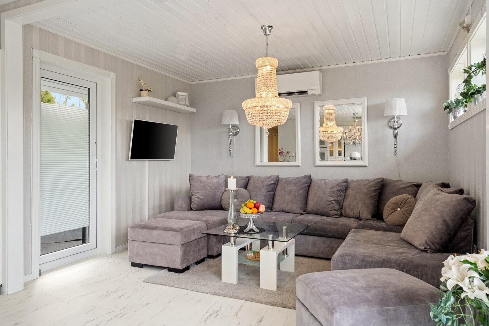 Bilde fra stuen og hyggelig sofa krok. Galleribilde