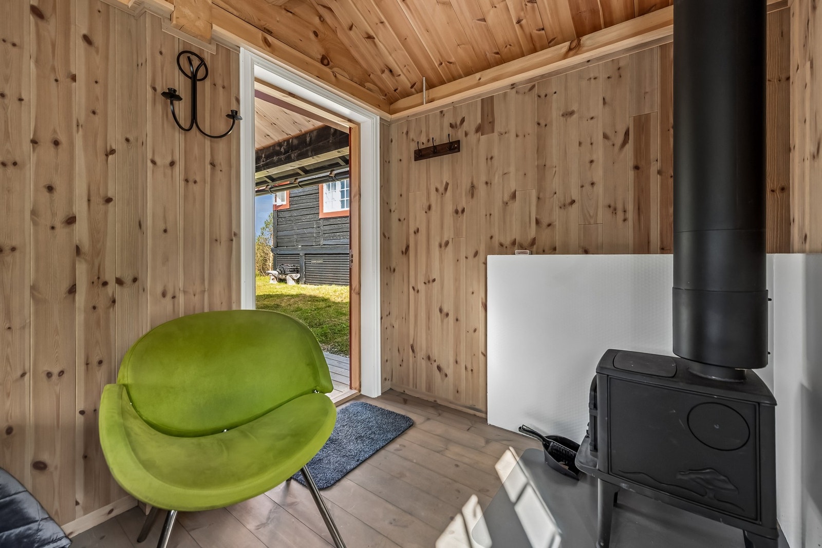 På tunet er det bygget et anneks i stavlaft. Annekset inneholder soverom med vedovn og 2 sengeplasser. I tillegg bod, dusj og separasjonstoalett. Galleribilde