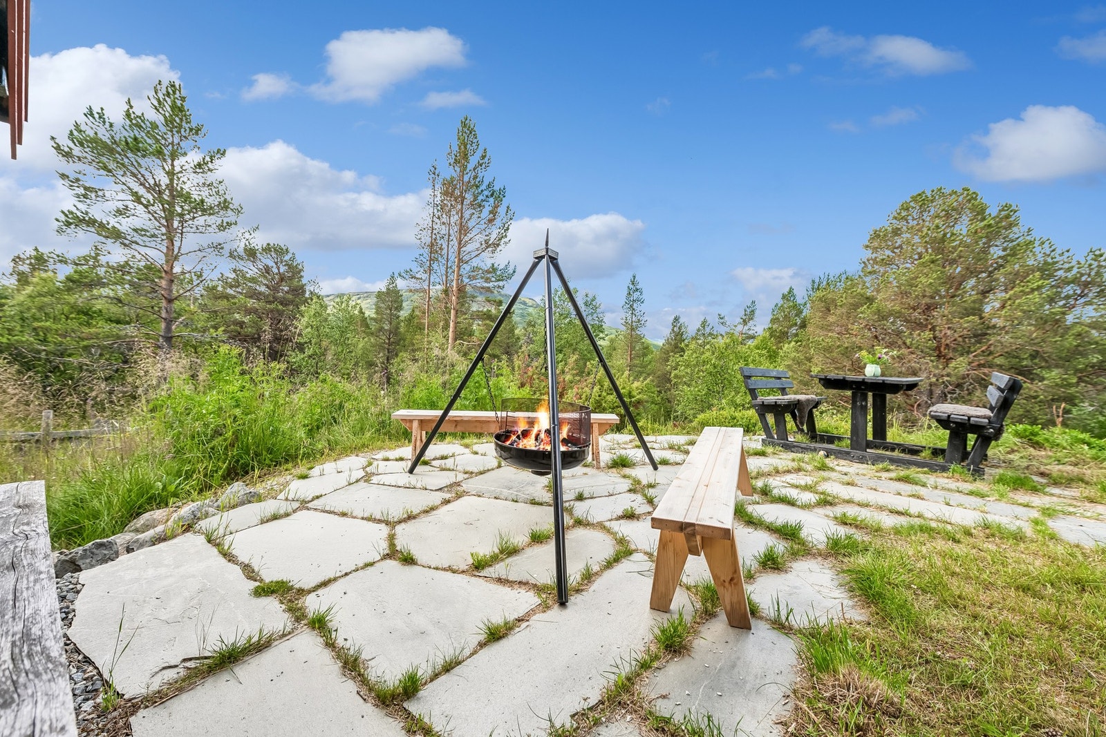 Flott opparbeidet og steinsatt uteområdet. Galleribilde