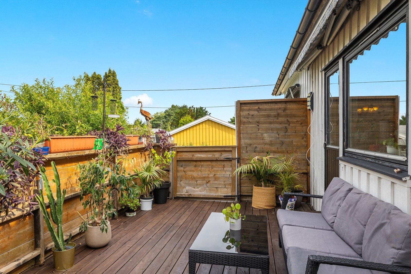 Stor terrasse på 38 m² med god plass til flere sittegrupper. Galleribilde