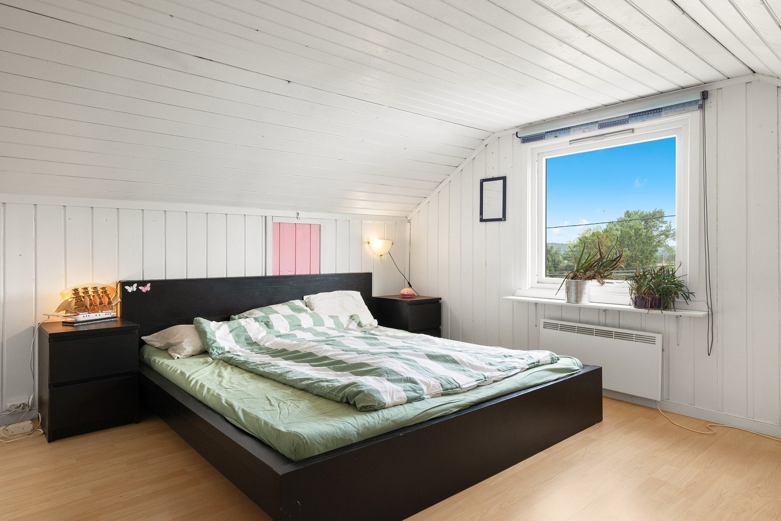 Innredet loftsrom med trepanel på vegger og i tak - Rommet er innredet og omgjort uten byggemelding til kommunen og uten at nødvendige godkjennelser er gitt. Galleribilde