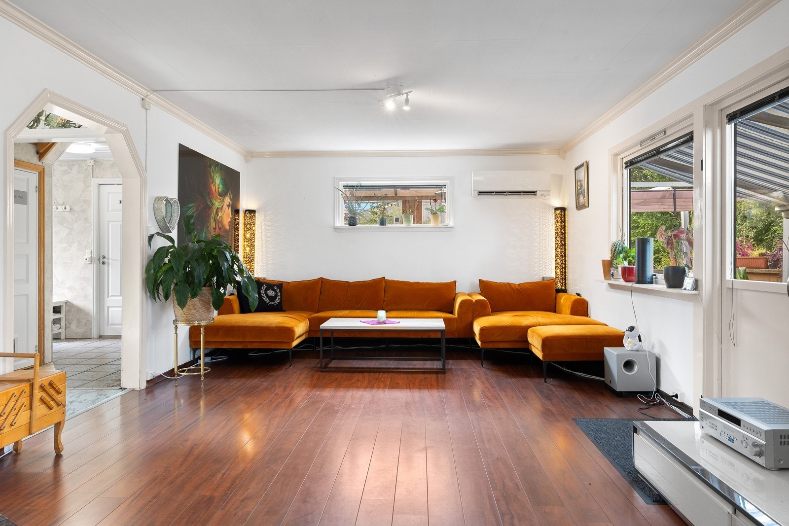 Romslig stue med plass til stor sofagruppe. Luft-til-luft varmepumpe fra 2015. Galleribilde