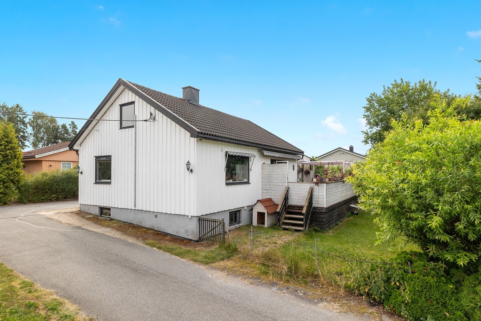 Enebolig fra 1956 med stående bordkledning og tilbygg fra 1971. Galleribilde