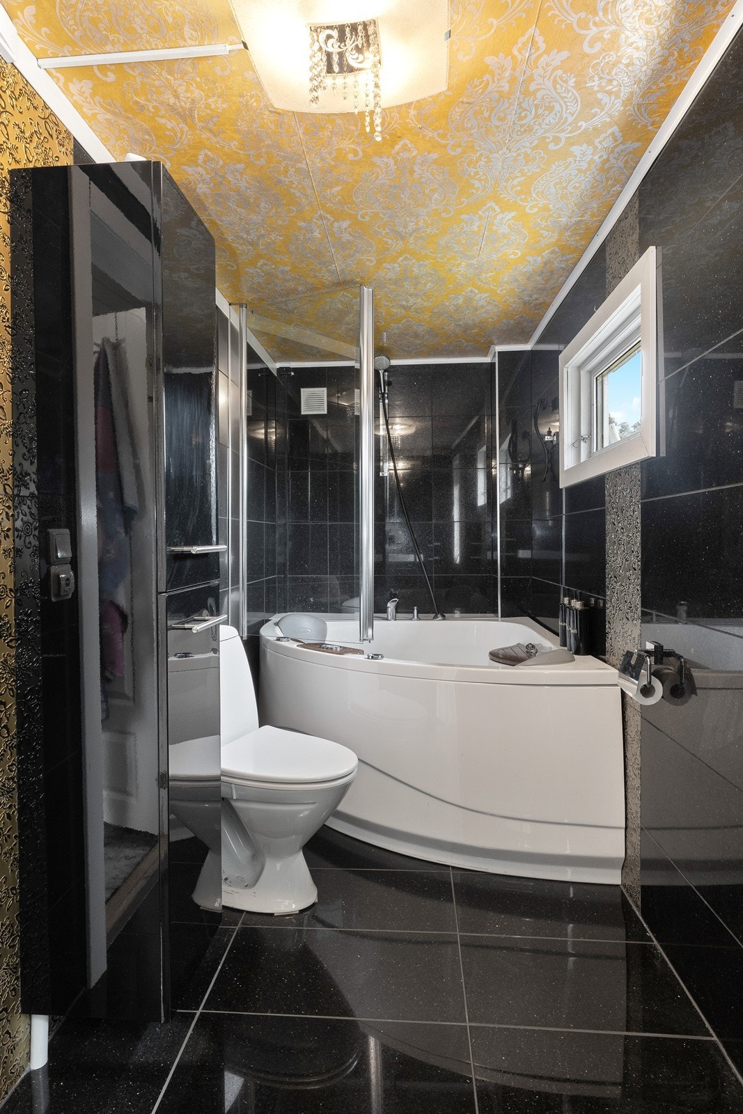 Badet har flislagte overflater fra 2016 og er utstyrt med badekar. Galleribilde