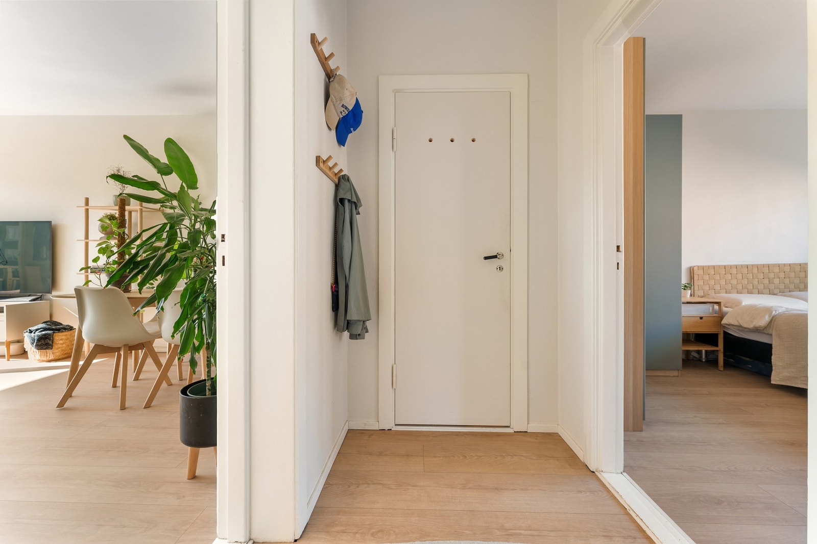 Entréen har god plass til å henge fra seg yttertøy og sette fra seg sko. Langs den ene veggen er det plass til knaggrekke og skohylle. Galleribilde