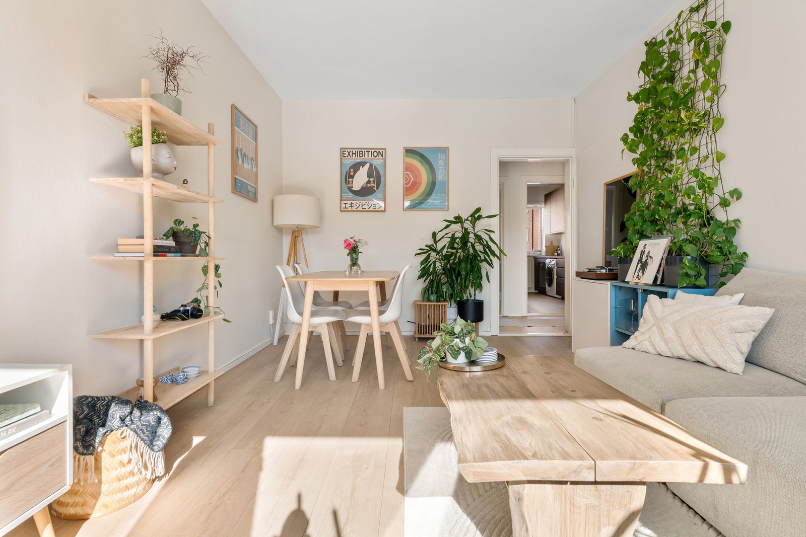 Leiligheten er oppgradert med nytt gulv, nytt listverk og nymalte vegger og tak, noe som gir et lyst og helhetlig uttrykk. Galleribilde