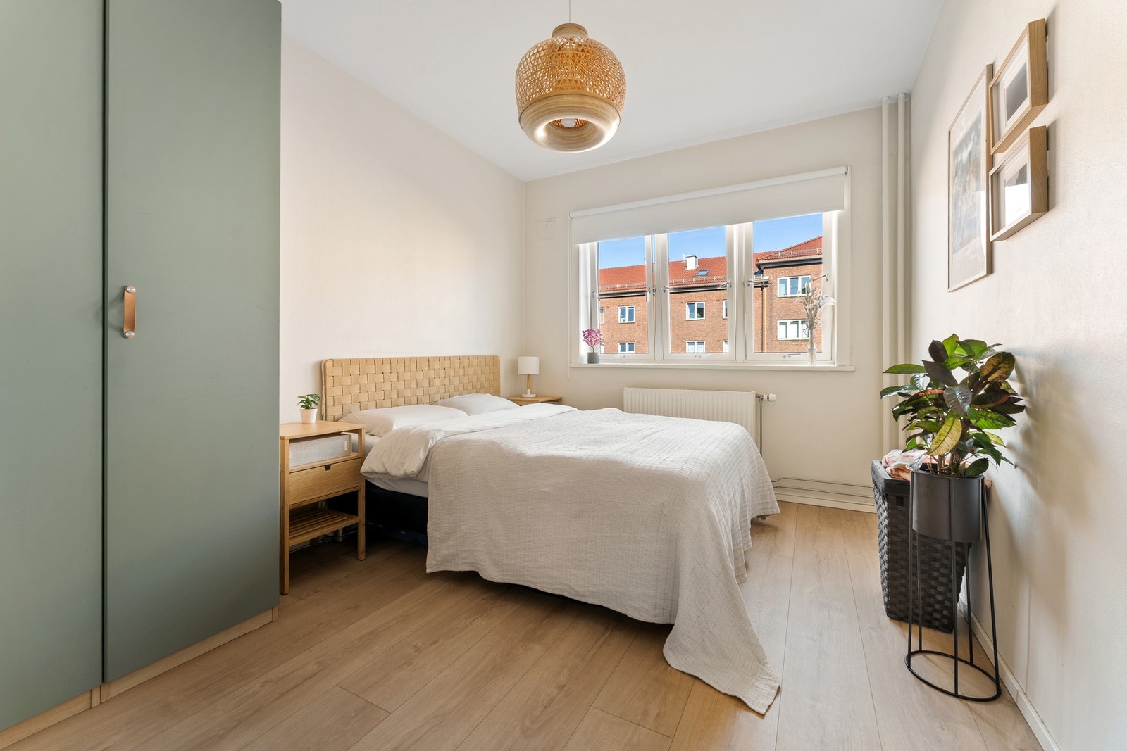 Soverommet har god plass til dobbeltseng med tilhørende nattbord. Galleribilde