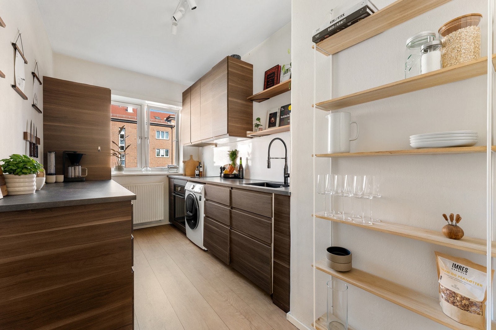 Kjøkkenet ligger i eget rom og ble pusset opp i 2020/2021 med kjøkkeninnredning fra IKEA. Innredningen har glatte fronter og benkeplate i laminat. Galleribilde
