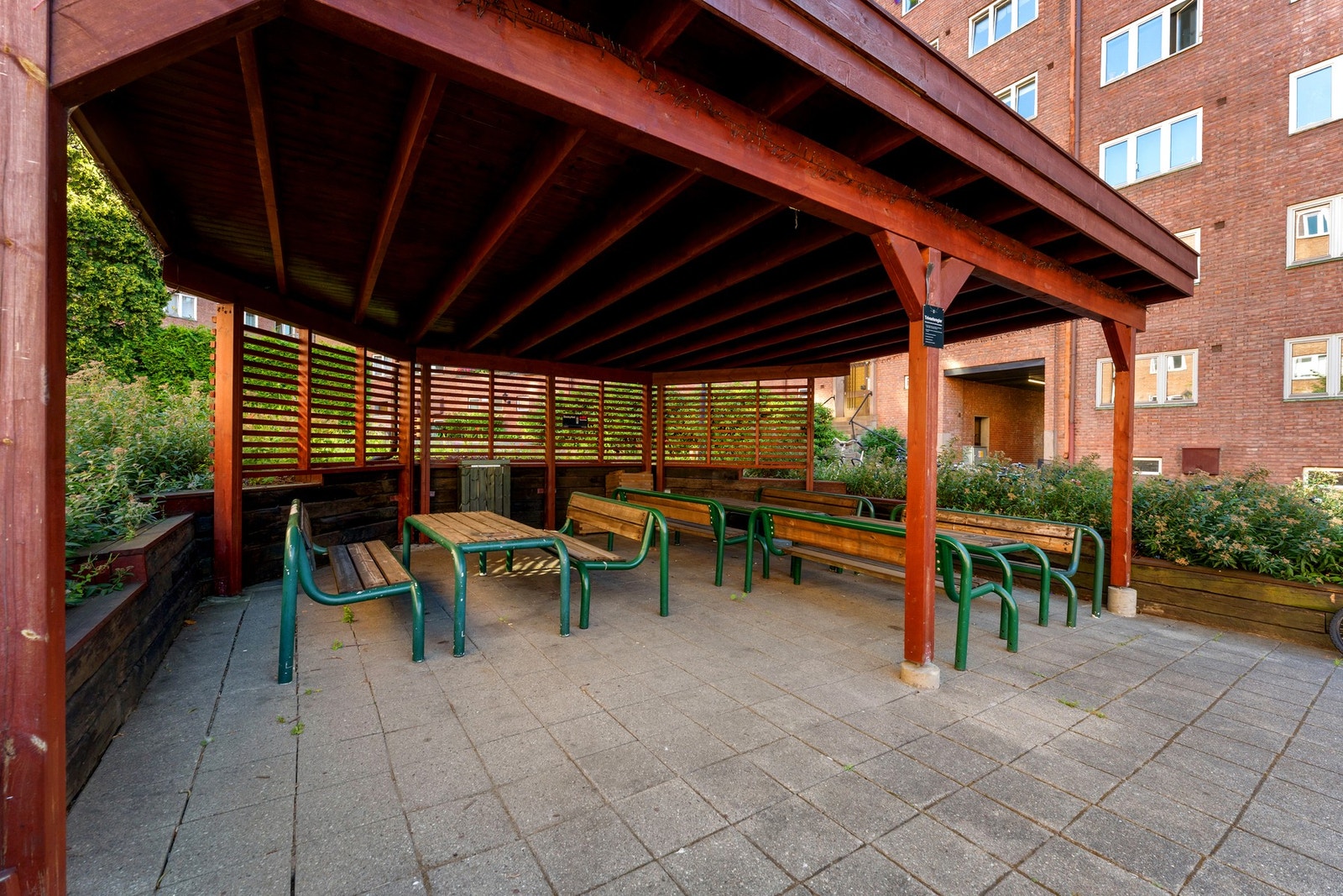 Her er det både åpne uteplasser og et overbygd sitteområde som gir gode muligheter for å nyte fine dager utendørs. Galleribilde