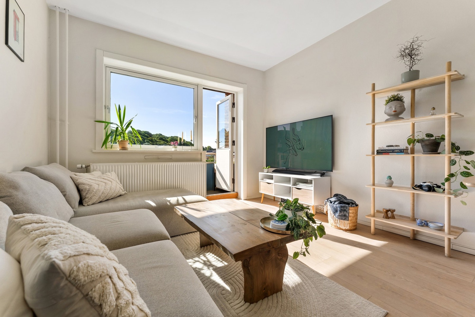 Rommet har god plass til både sofagruppe, TV-løsning og spisebord, og er enkelt å møblere etter egne ønsker og behov. Galleribilde