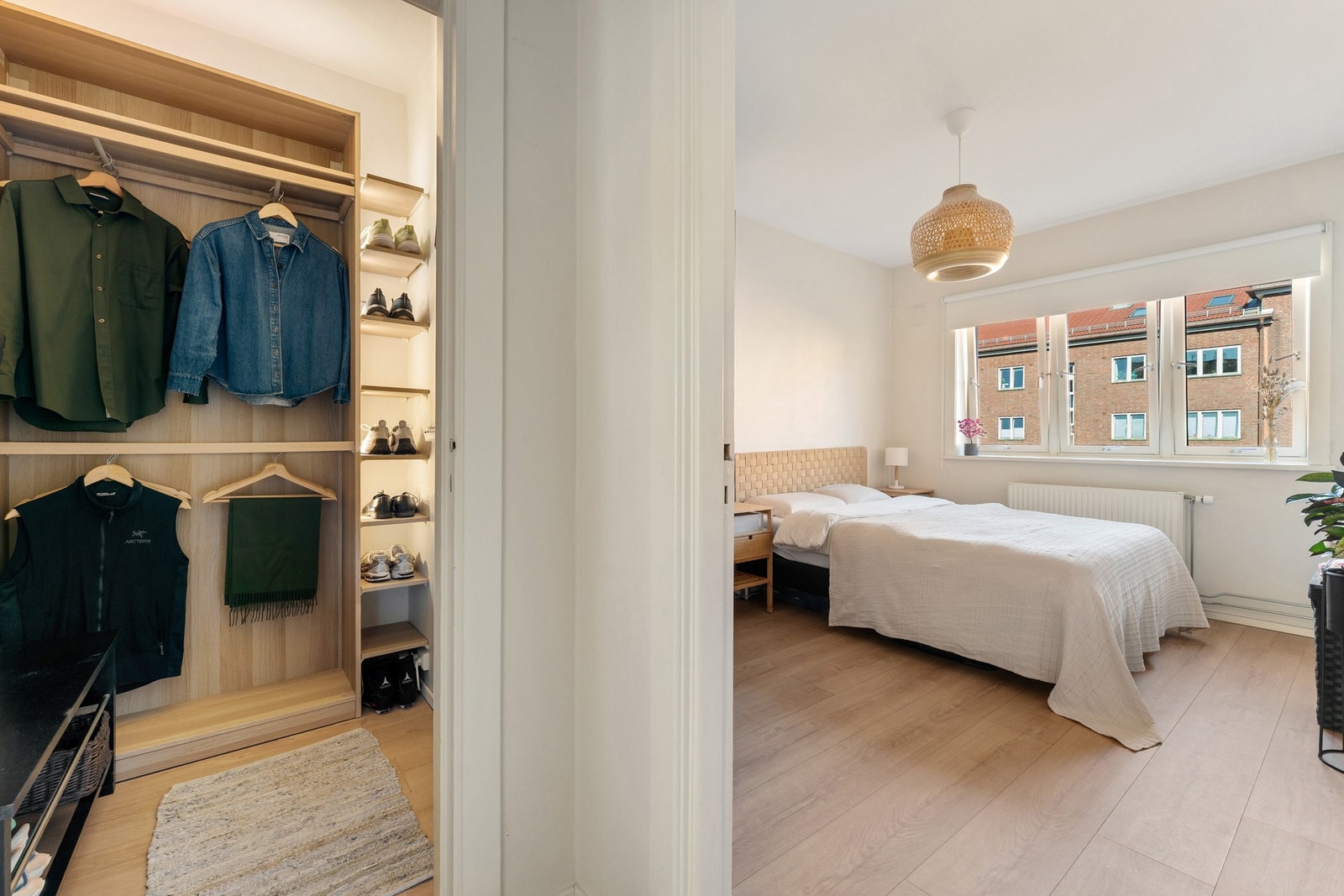 I tilknytning til rommet er det en praktisk walk-in-garderobe som gir svært gode oppbevaringsmuligheter. Galleribilde