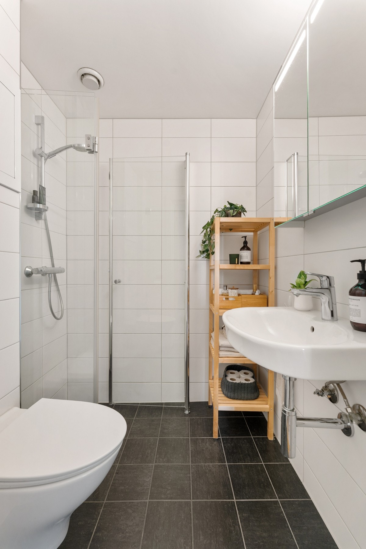 Badet er flislagt og ble pusset opp av Oslo Bad og Renovering AS i 2016. Badet er innredet med dusj med glassvegger, vask med speil og vegghengt toalett med Gustavsberg innebygget sisterne. Det er varmekabler i gulvet. Galleribilde