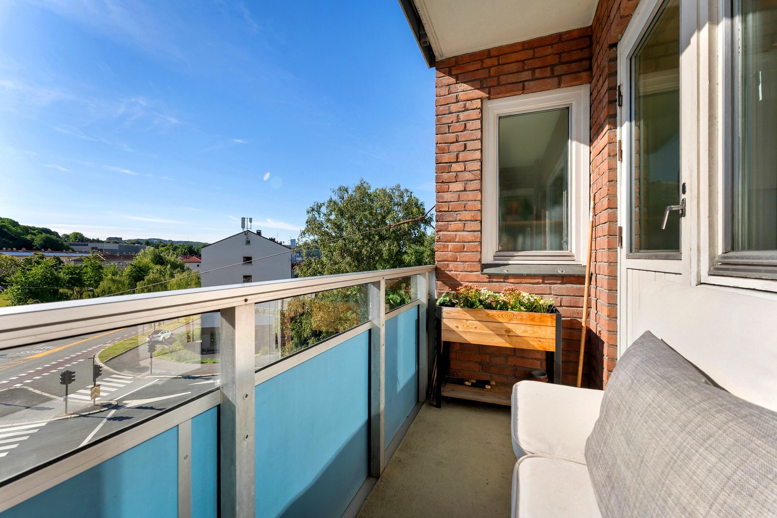 En lys og innbydende 2-roms med balkong og attraktiv beliggenhet på Carl Berner, rett ved parkområdet Ola Narr. Galleribilde