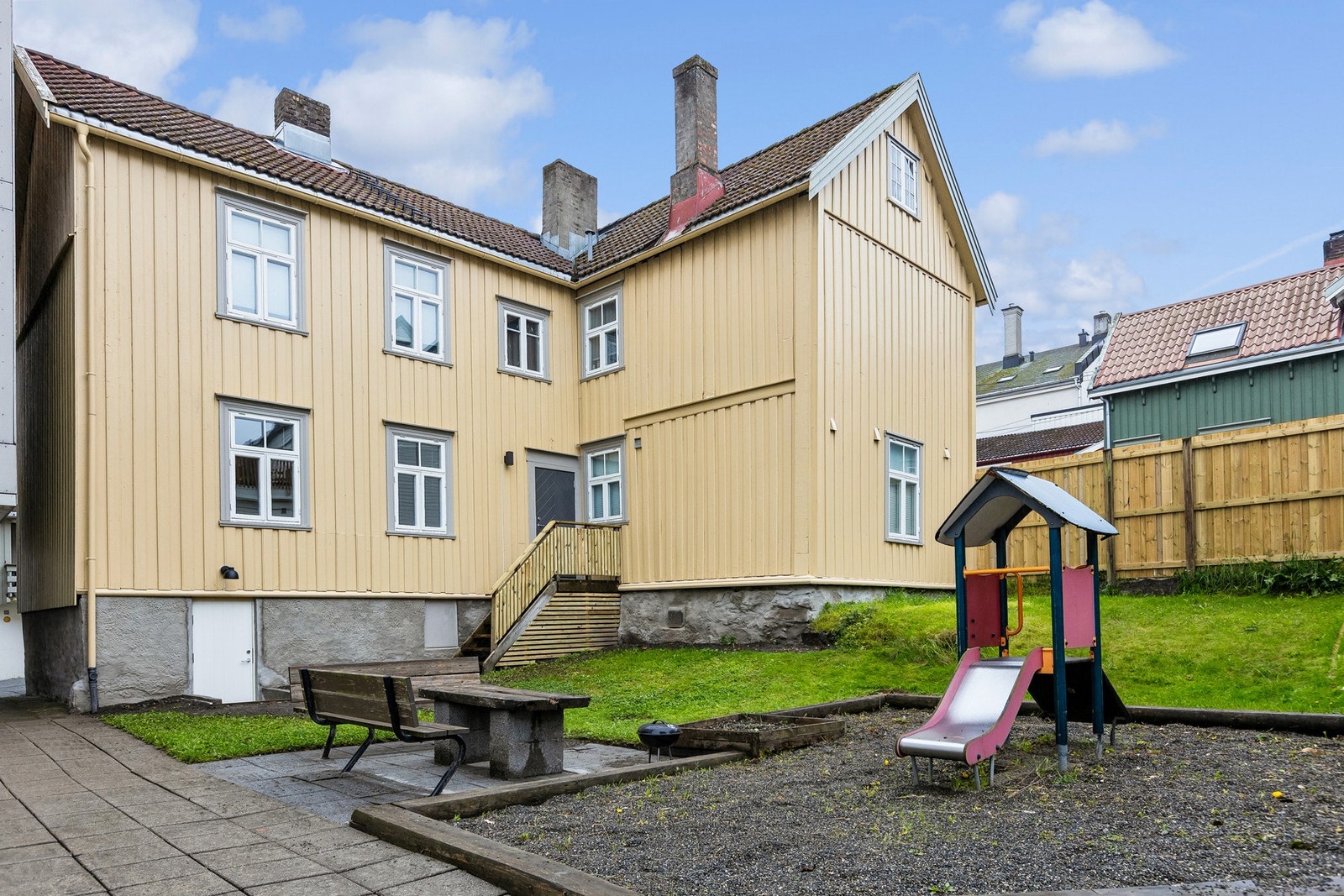 Den sentrale beliggenheten gir umiddelbar nærhet til service tjenester, og har felles sykkelparkering i kjeller. Galleribilde