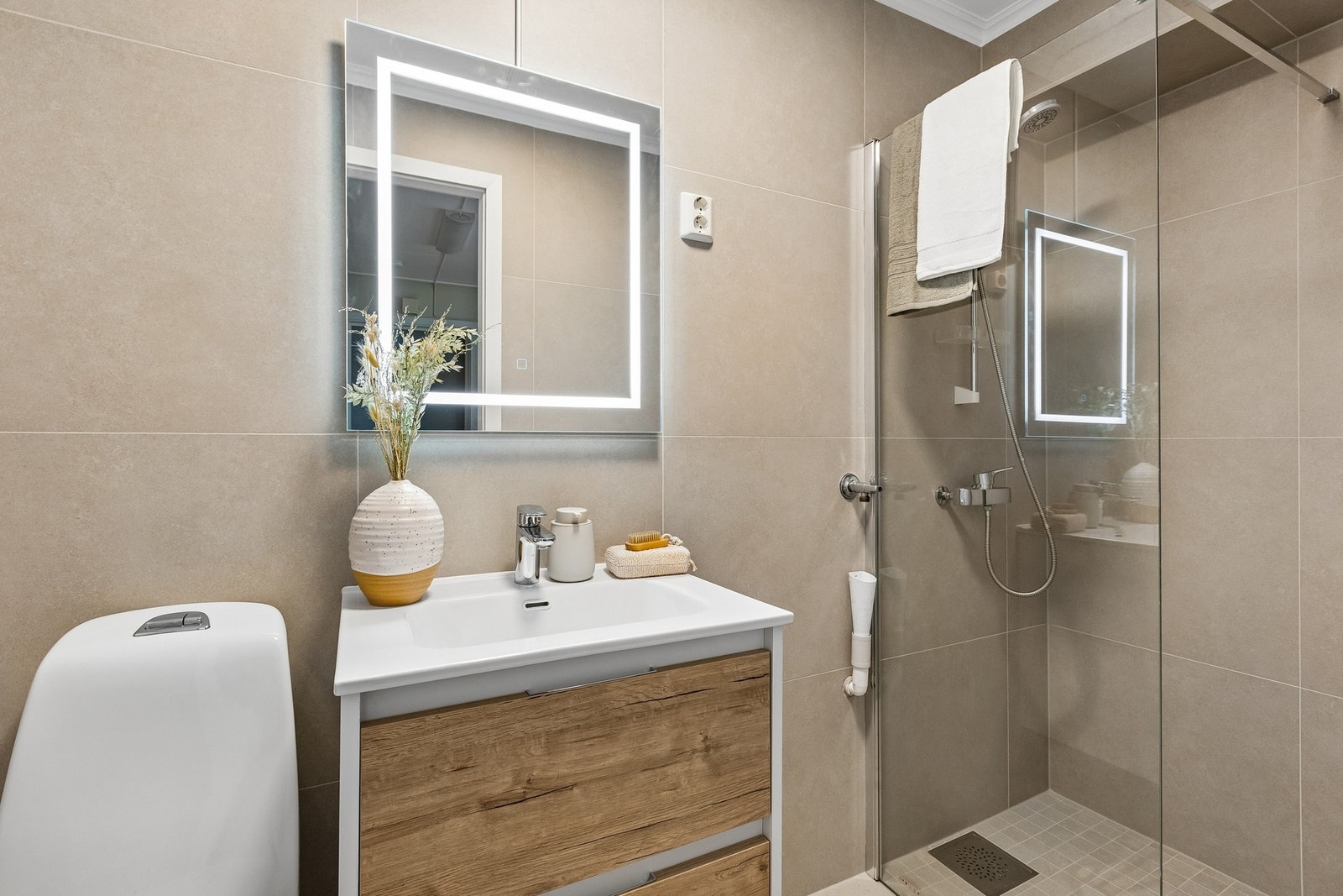 Badet er på 2,8m² og er totalrenovert i 2026. Galleribilde