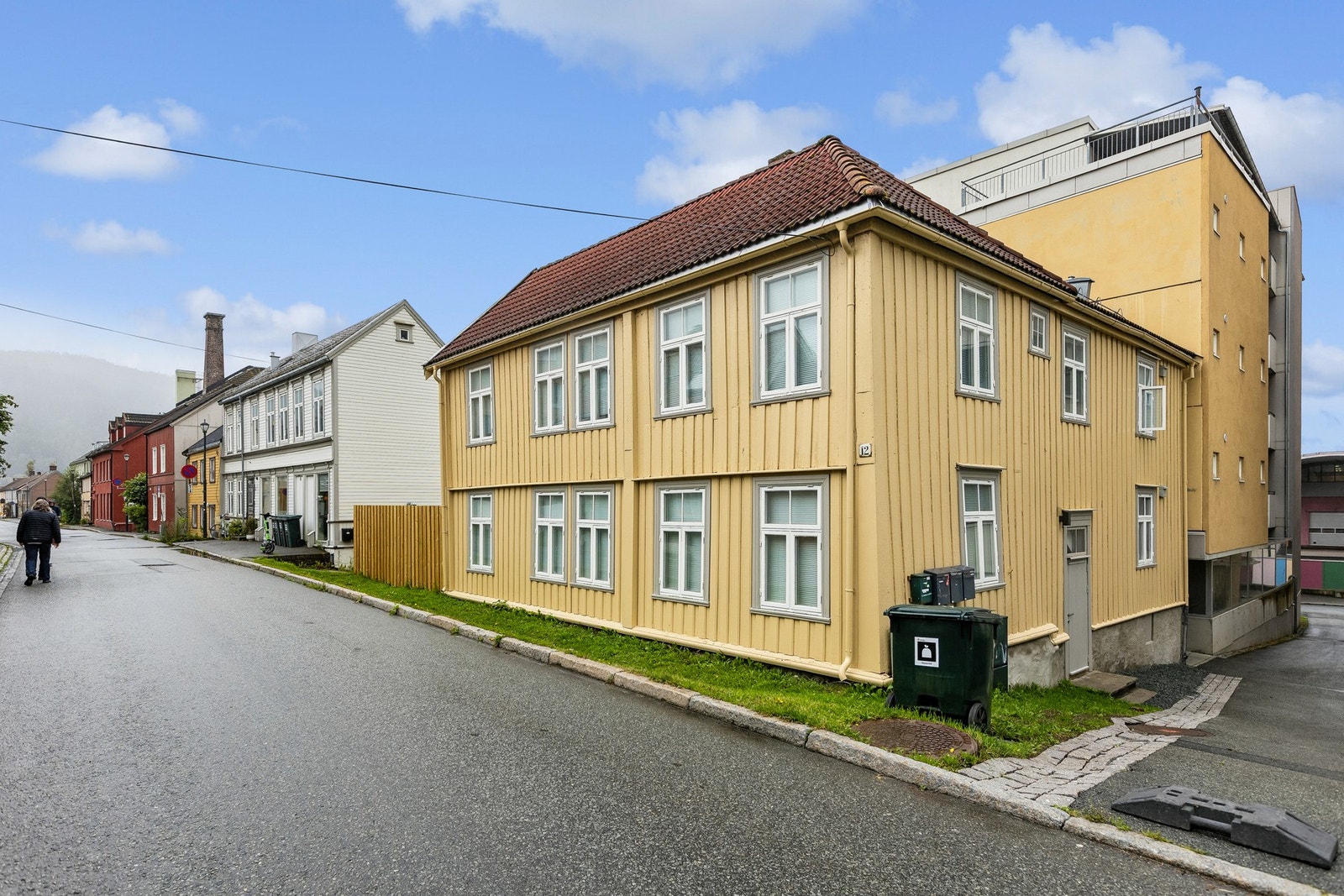 Leiligheten ligger i byggets 1.etasje og har en sentral beliggenhet. Galleribilde