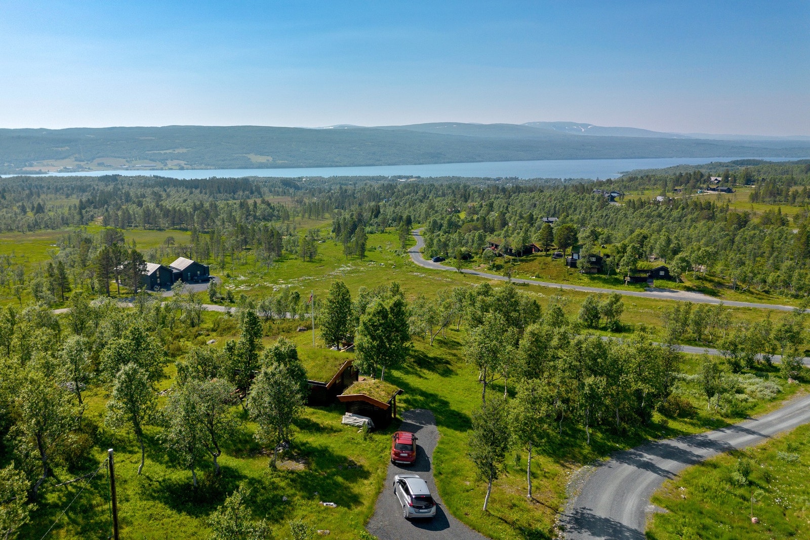 Hytten ligger meget pent til i Stugudalen - med herlig utsikt over Stugusjøen Galleribilde