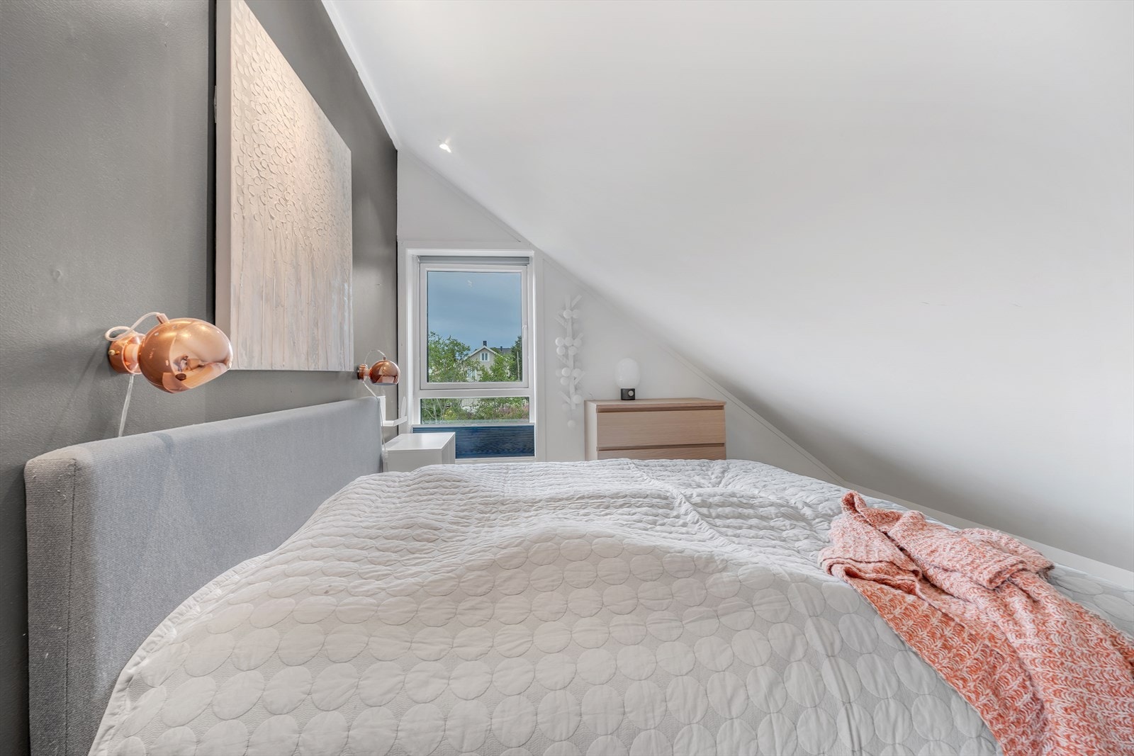 Soverommet på øverste plan har plass til stor seng og annet ønsket møblement. Galleribilde