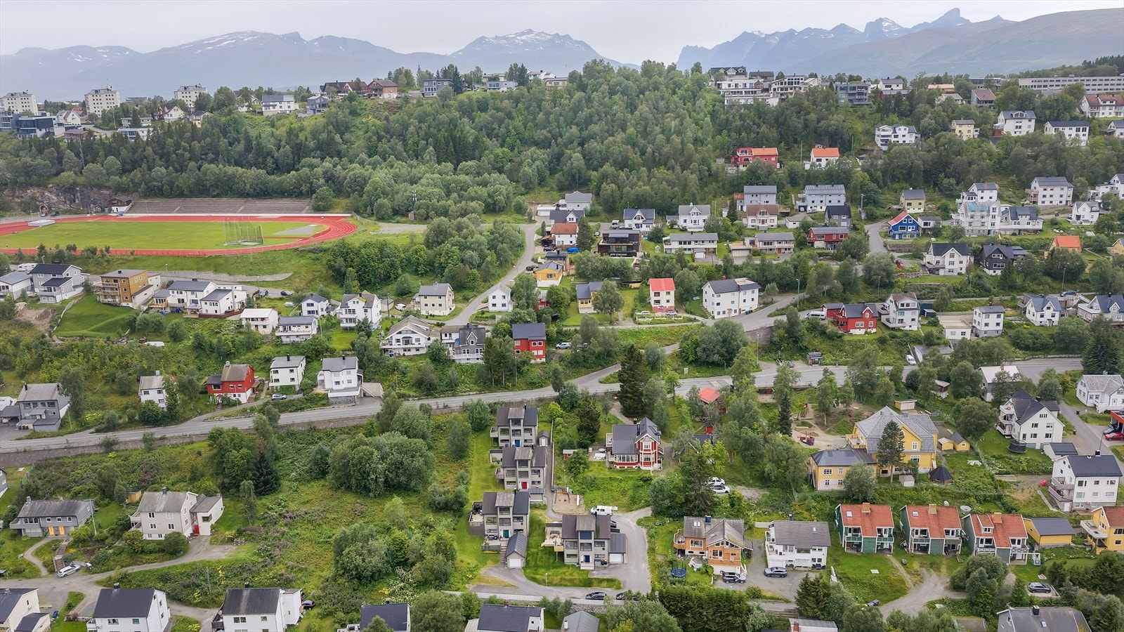 Boligen har optimal beliggenhet i nabolaget, i enden av blindgate uten gjennomgangstrafikk! Her nyter du lav trafikal belastning og lite støy - Perfekt for barnefamilier! Galleribilde
