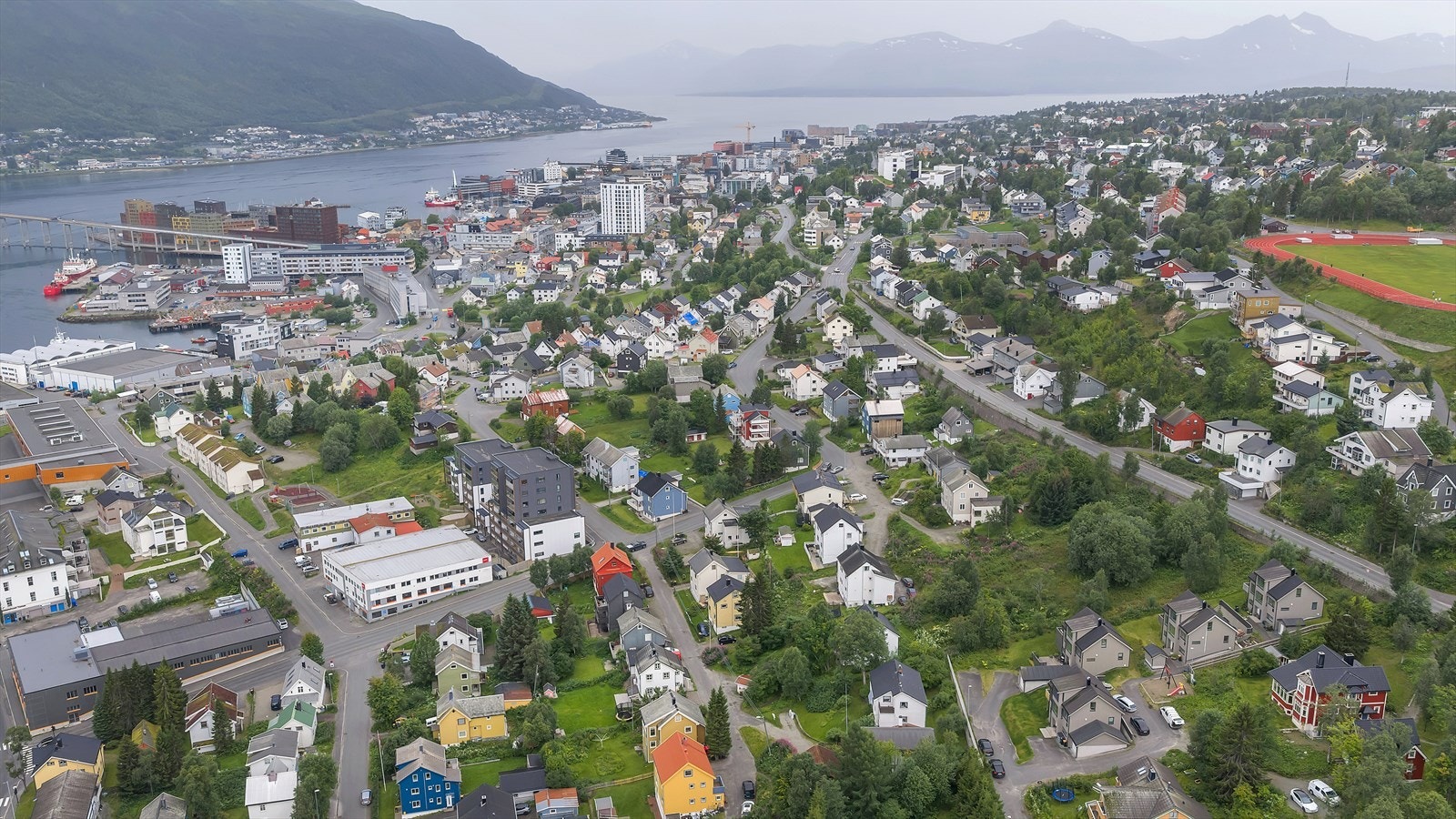 Attraktiv beliggenhet sentralt på Tromsøya, med sentrum innenfor gangavstand. Matbutikk, treningssenter, barnehager og skoler finner du også like i nærheten. Galleribilde