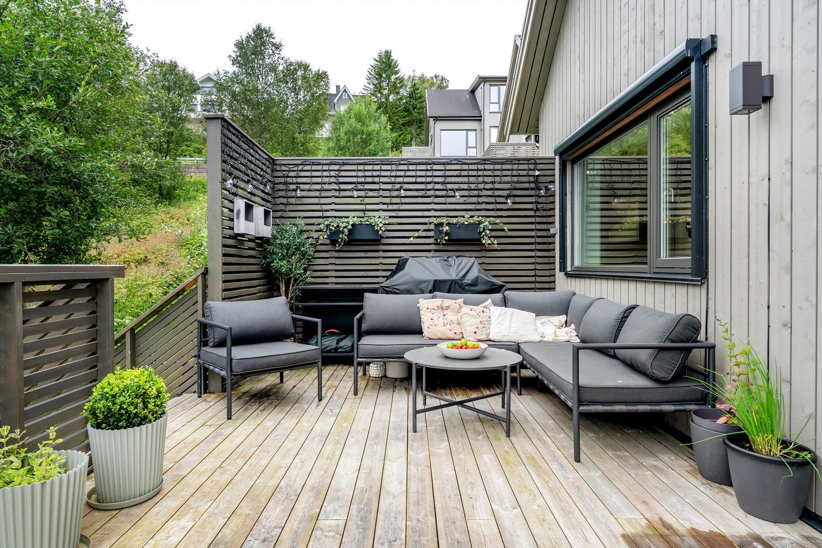 Med hele 25 m² stor balkong, 34 m² terrasse og tilknyttet hage ligger alle forholdene til rette for at både store og små kan trives! Galleribilde