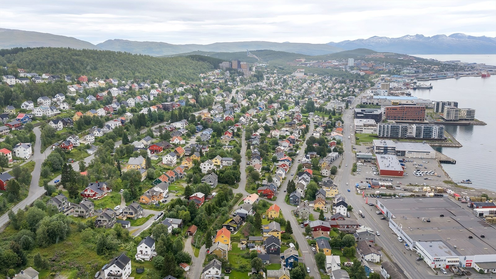 Busstopp med gode og hyppige kollektivforbindelser til flere av Tromsøs knutepunkter finner du også like i nærheten! Galleribilde