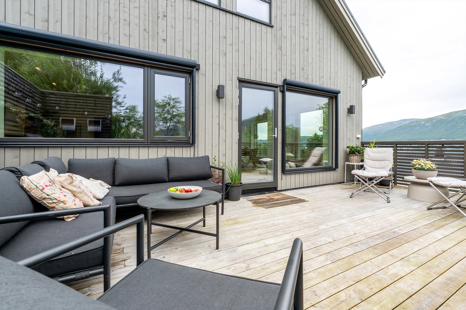 Balkongen er vendt mot sør, og byr på svært gode solforhold, fantastisk utsikt og rikelig plass til både utemøbler og grill! Galleribilde